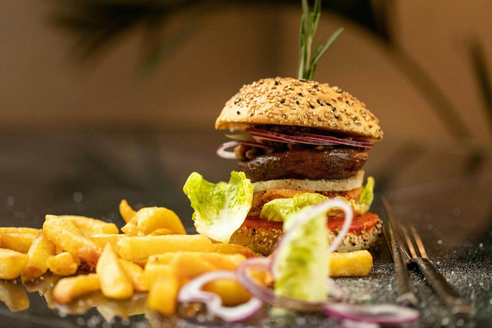 Sapphire House Antwerp, Autograph Collection By Marriott Hotel Ngoại thất bức ảnh A vegetarian burger